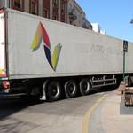 Un tráiler, atrapat en el carrer Martínez Valls