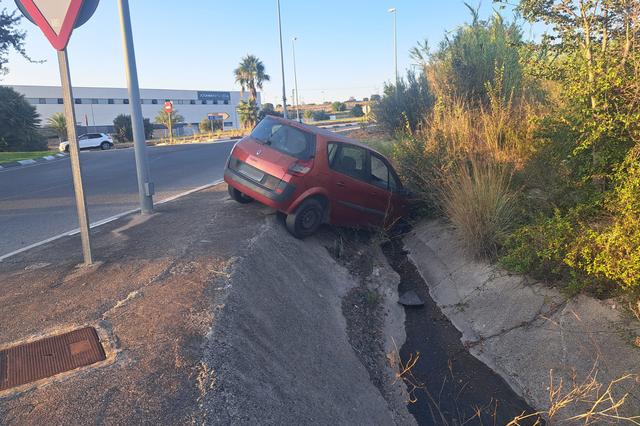Un cotxe acaba en la cuneta