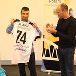 El reencuentro entre Mateu Lahoz y Juanma Bas en Ontinyent