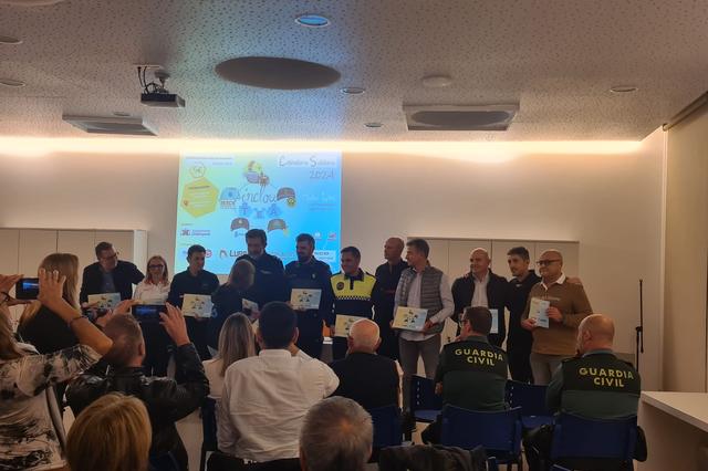 El parc de bombers d’Ontinyent promou un calendari solidari
