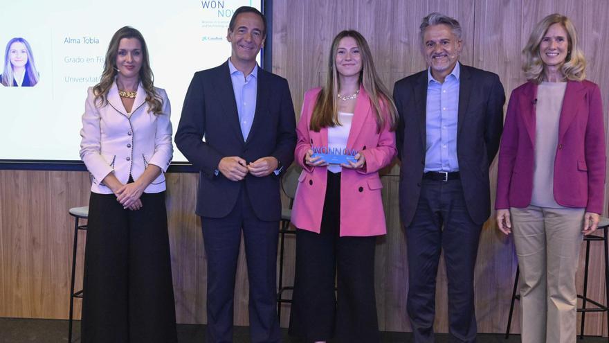 Alma Tobía recollint el premi