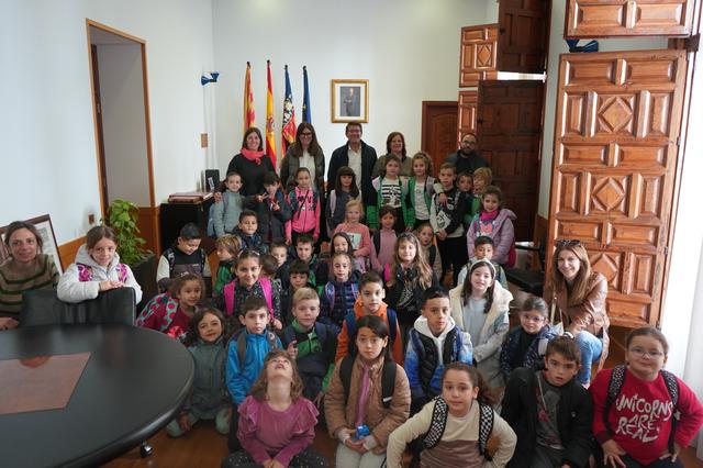 Alumnos del CEIP Carmelo Ripoll conocen el Ayuntamiento de Ontinyent