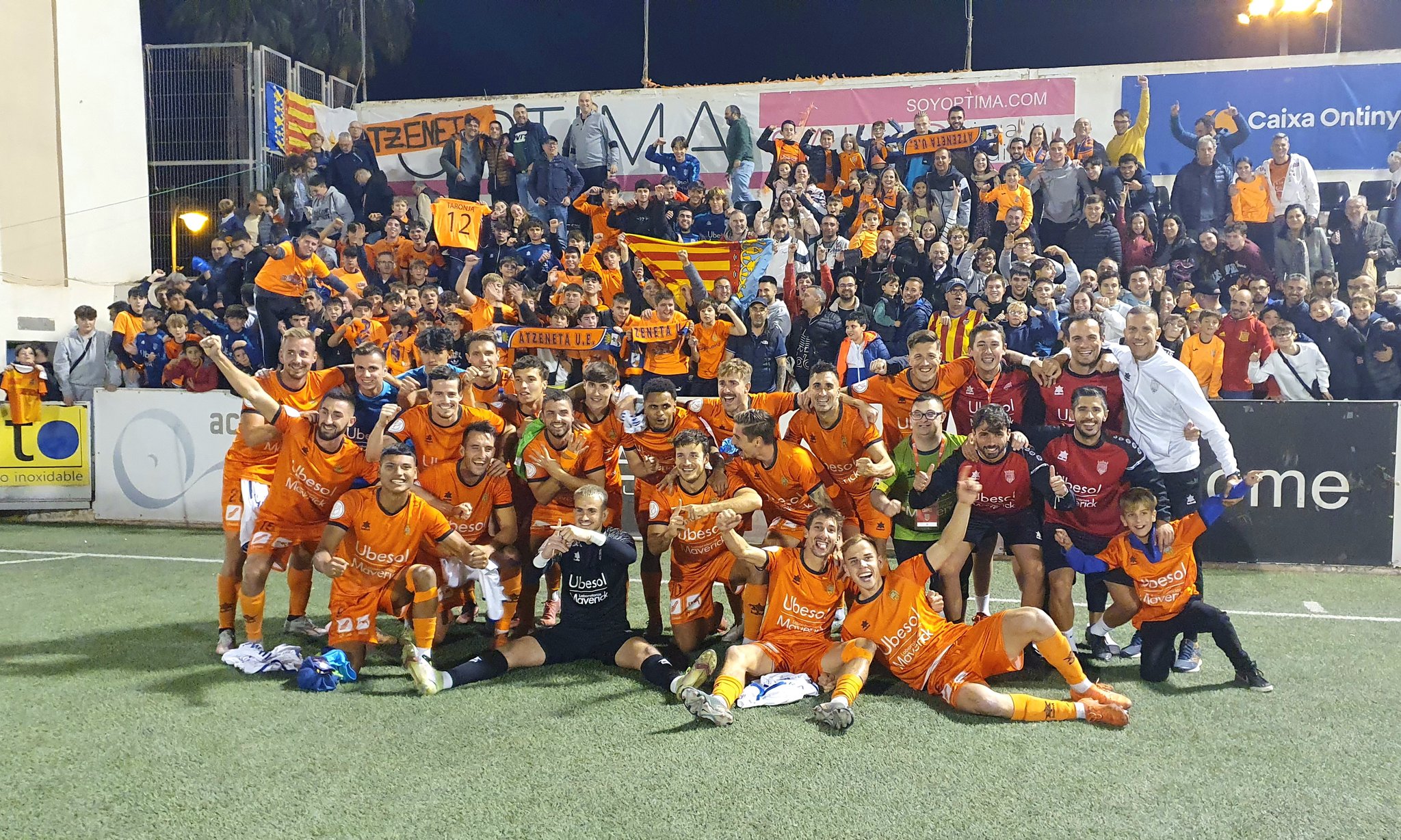 El Atzeneta celebra el pase con su afición