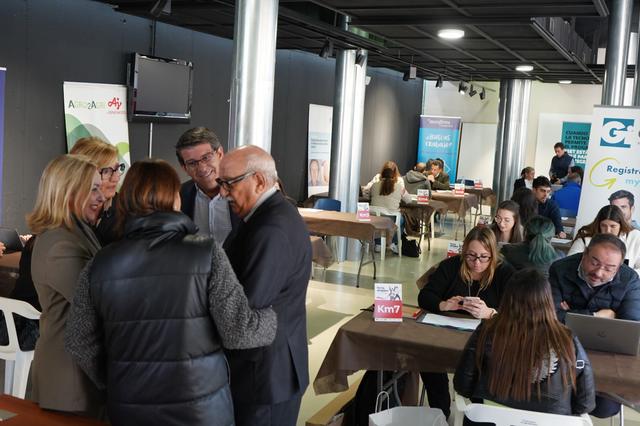 Ontinyent reuneix a 20 empreses i 500 demandants d'ocupació 