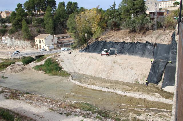 Avancen els treballs previs a la futura passarel·la sobre el riu Clariano