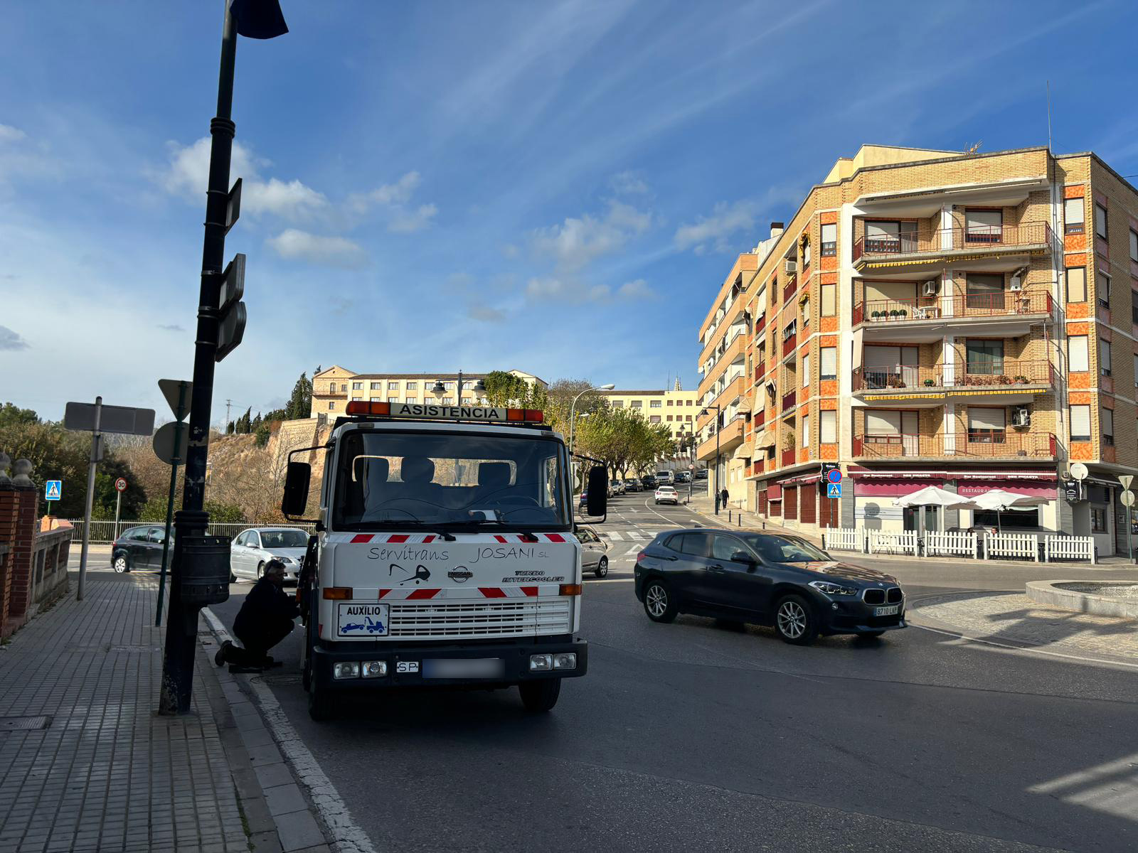 La grua retira un dels cotxes accidentats