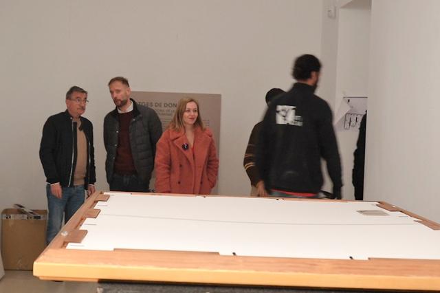 L'exposició “Dones en marxa” inicia el seu muntatge a Ontinyent