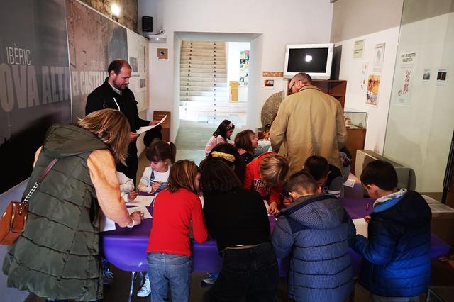 La primera sesión de “Museos en Familia” en el MAOVA agota las plazas 