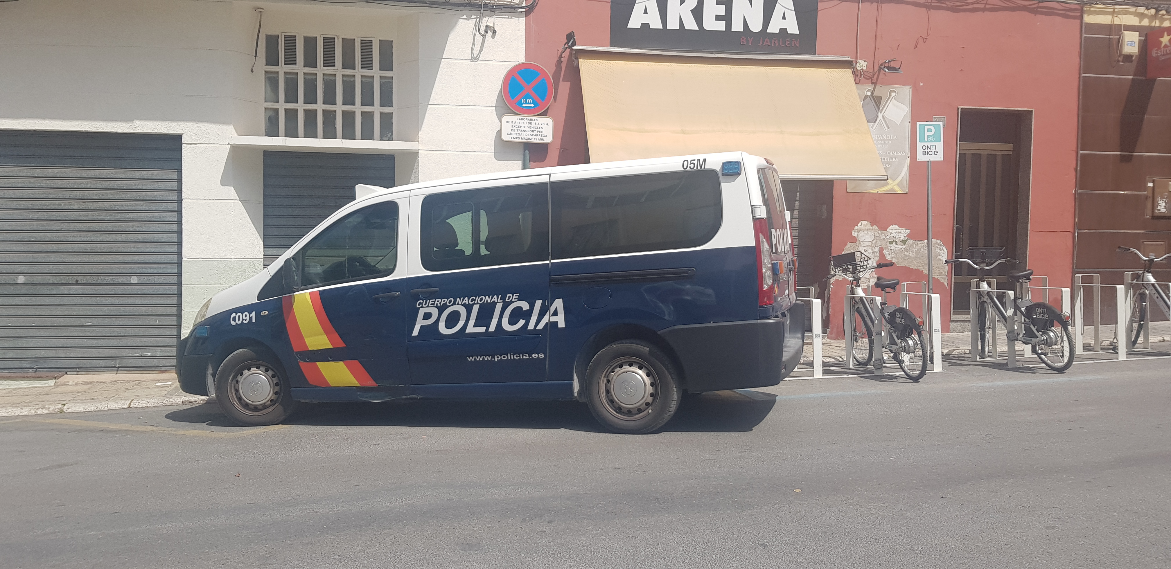 Furgoneta de la PN, als exteriors de l'hospital d'Ontinyent
