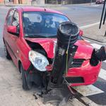 Un cotxe xoca contra el fanal en Ontinyent