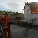 Arde una nave industrial en Quatretonda