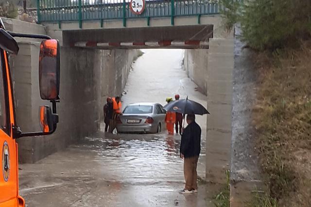 Un cotxe, atrapat en el Camí Vell d'Agullent