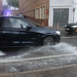 Dos vehicles queden atrapats per l'aigua en l'avinguda Almansa d'Ontinyent