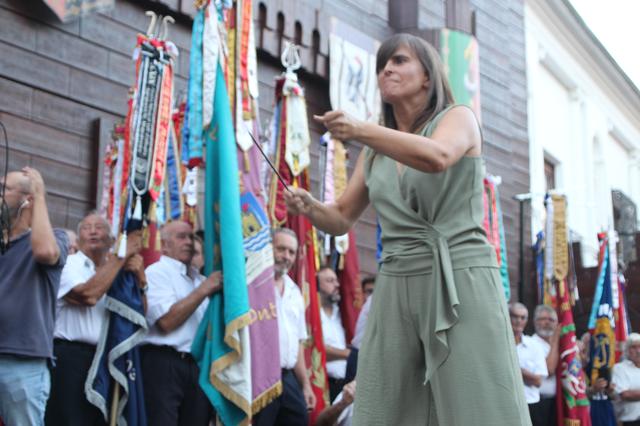 Ontinyent arranca els Moros i Cristians amb una emotiva interpretació de "Chimo"