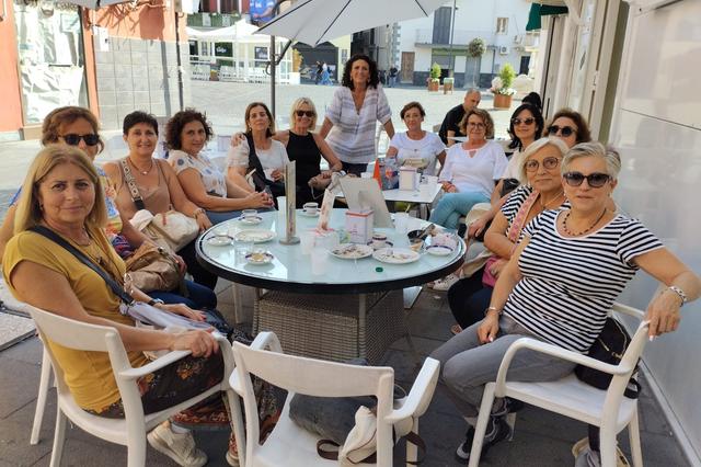 Un grup d'antigues companyes de col·legi d'Ontinyent visita el poble de Sophia Loren