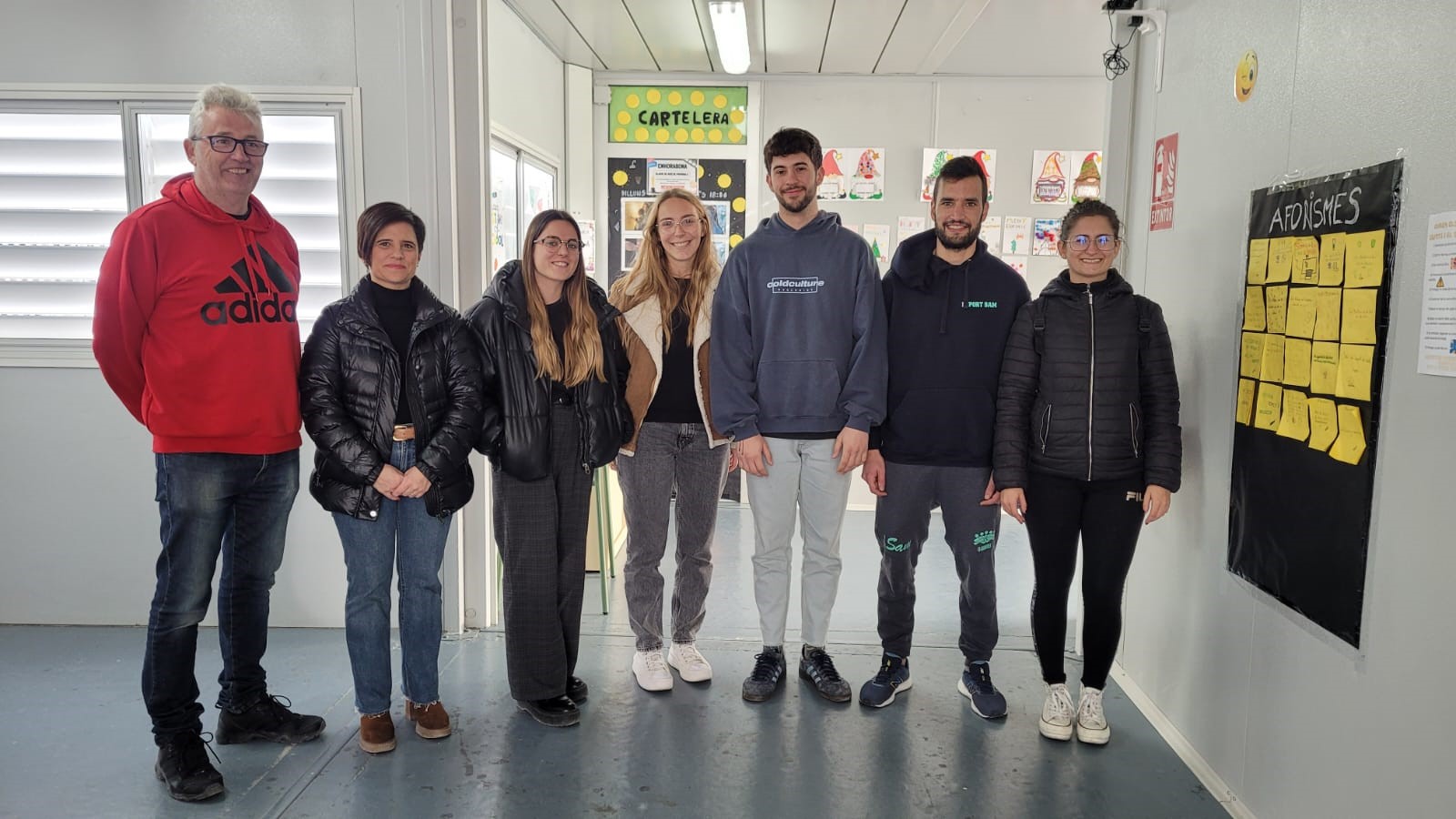 La concejal de Educación con el director y parte de los monitores
