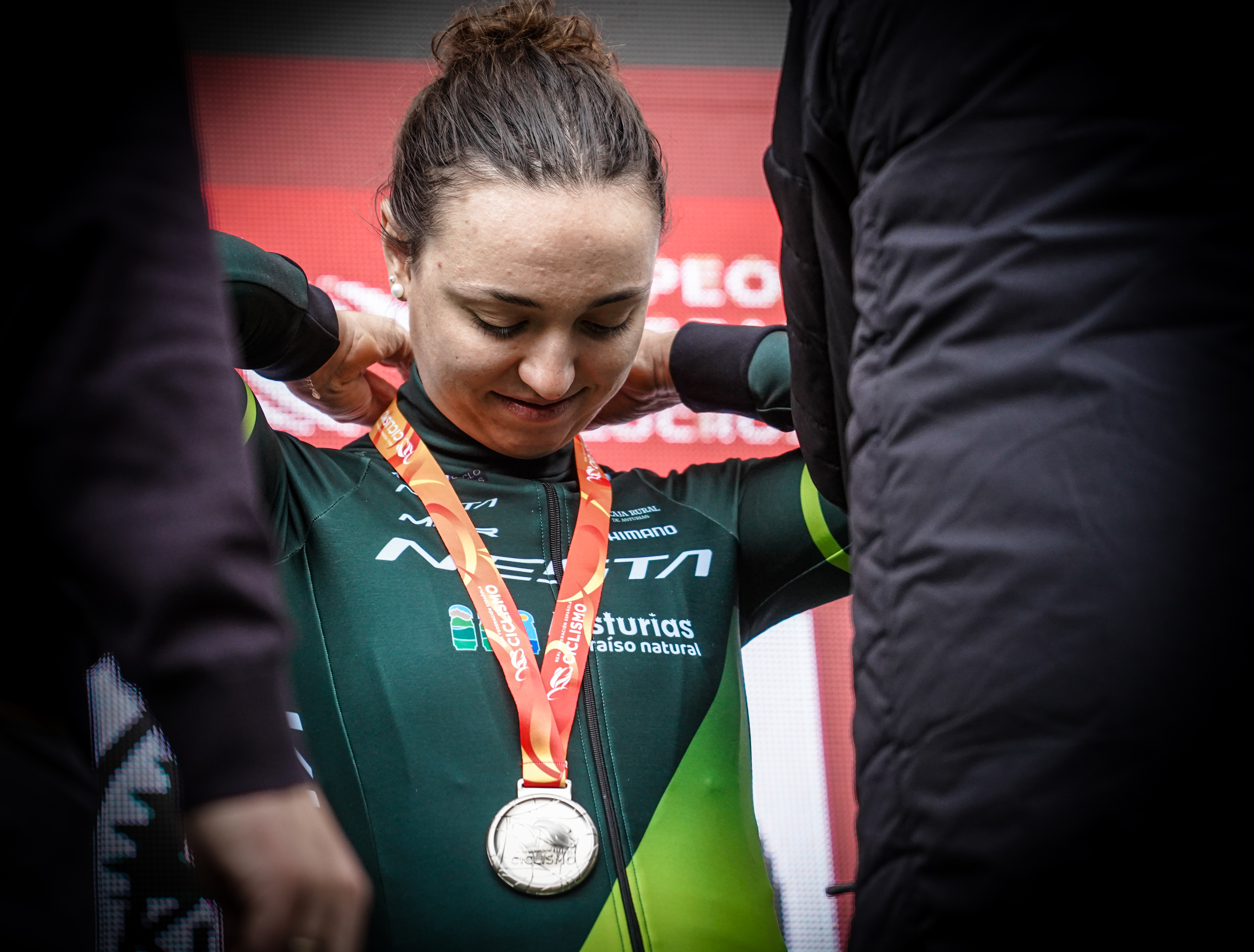 La ontinyentina Sofía Rodríguez recibe su medalla. Imagen de Nestacx