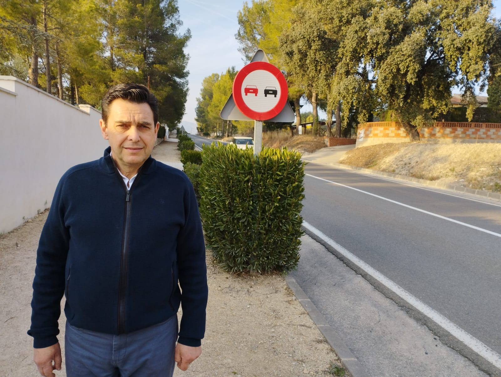 El PSOE interpel·la a que l'Ajuntament d'Ontinyent sol·licite a la Diputació de València que actue sobre la carretera CV-655 de la seua titularitat, per implantar un sistema d'il·luminació que permeta a les nombroses persones que es desplacen en eixe tram, el facen de manera segura, tant per a passejar, fer running, o comunicar-se entre els nuclis urbans. “Seria una actuació que entenem s'emmarca en els projectes que milloren la mobilitat i la seguretat de les persones enfront del concepte de nuclis aïllats dissenyats sense tindre en compte aquesta visió, i afavoriria la millora de la seguretat de vianants o ciclistes en vies que són de la seua titularitat", ha manifestat el regidor José Antonio Martínez. A més, com a bones pràctiques en sostenibilitat urbanística, que l'enllumenat de la via preferentment s'execute amb fanals solars.  "Per això, ha de resultar relativament senzill, que l'Ajuntament, puga gestionar una actuació, fàcil i ràpida, no és una obra faraònica sinó una actuació que ajuda a resoldre problemes del dia a dia de les persones, i que ajuda a vertebrar els desplaçaments en nostre acabe municipal no sols per als vehicles sinó també per als vianants. Parlem dels problemes que tenen les persones, amb aspectes molt millorables com la deficient accessibilitat d'elements urbans, però també de la seua seguretat, amb l'eliminació de zones fosques, dins del repte transversal que suposa afavorir una mobilitat sostenible” explica Martínez. La institució provincial ja va executar en la mateixa carretera CV-665, altres actuacions, en concret la millorarà l'accés a l'ermita de Sant Esteve d'Ontinyent amb nova intersecció, i el tram comprés a l'altura de la rotonda de El Pilar.
