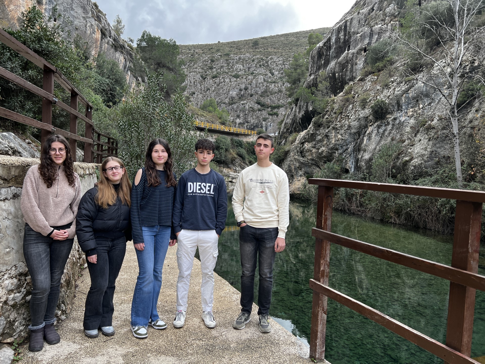 Els cinc alumns de la Vall d'Albaida becats, en el Pou Clar