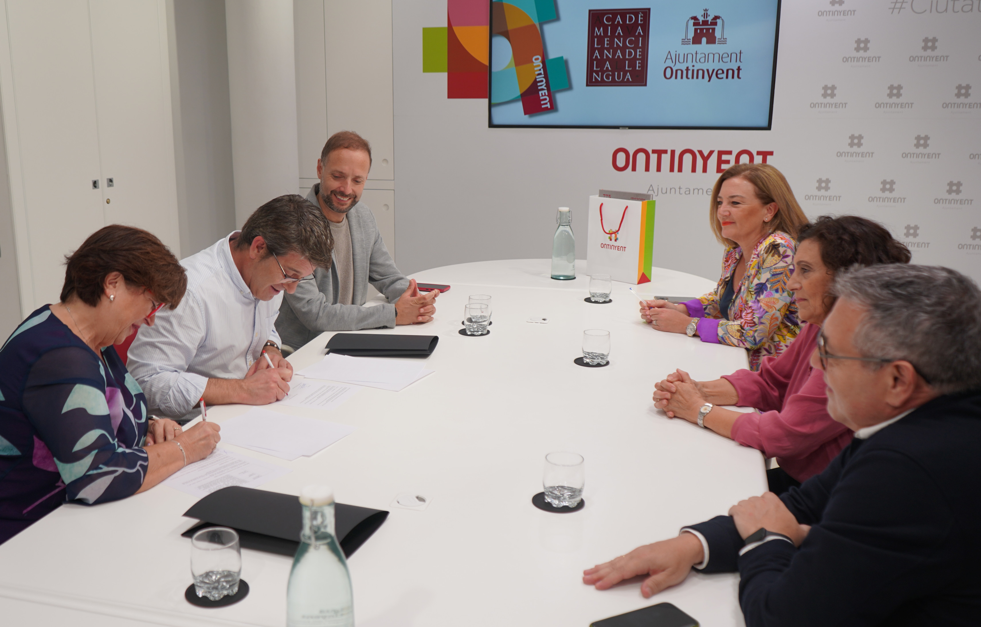 Firma del convenio Ontinyent-AVL