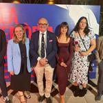 Natàlia Enguix entrega los premios a dos trabajos de alumnos del IES Jaume I 