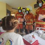 Visita sorpresa a los pacientes pediátricos del hospital de Xàtiva