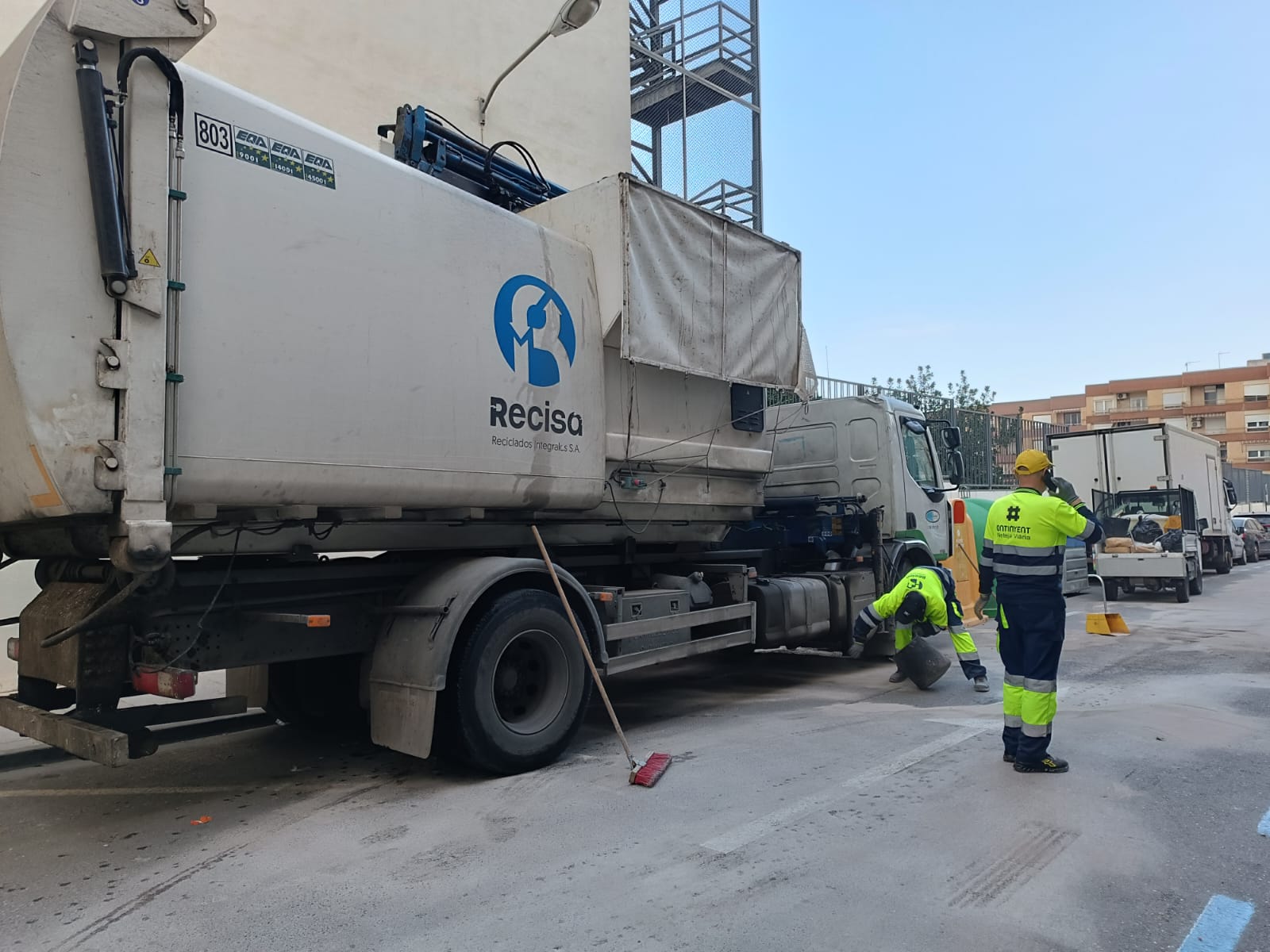 Operaris netejant el carrer