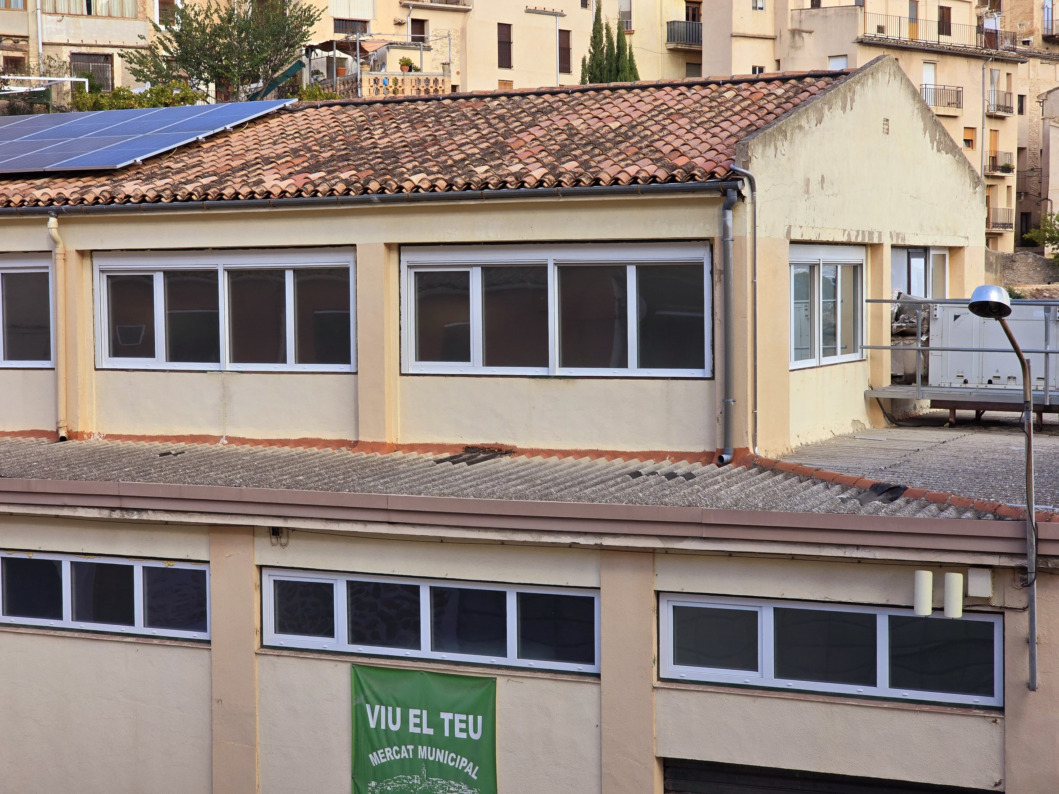 Las nuevas ventanas del mercado municipal de Bocairent