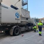 Un camió vertix oli a la calçada a Ontinyent