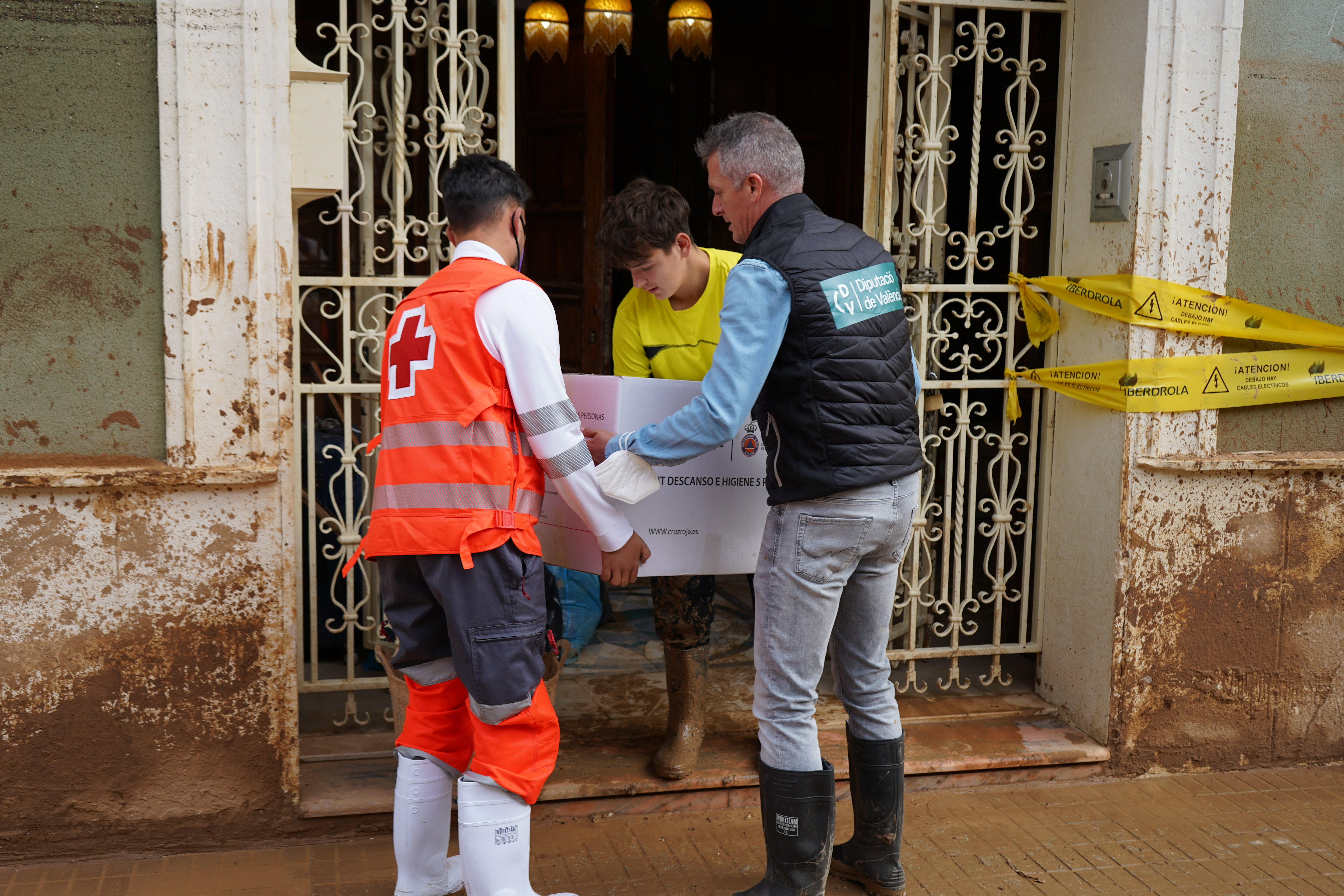 Entrega kits de abrigo
