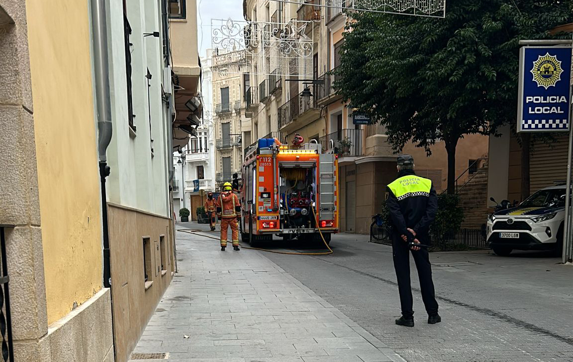 Efectius de bombers treballant en la fuita de gas