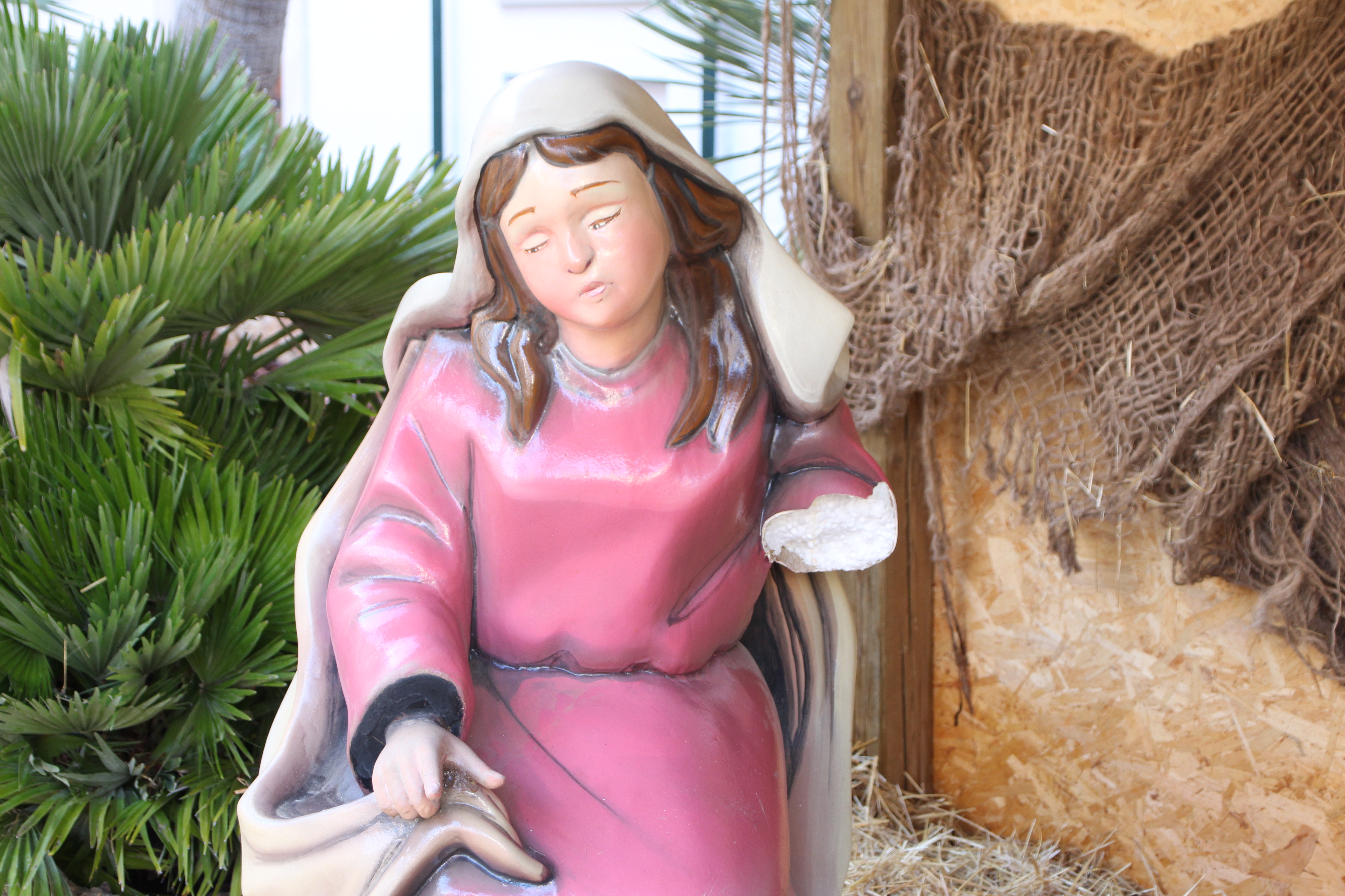 Virgen María con el brazo amputado