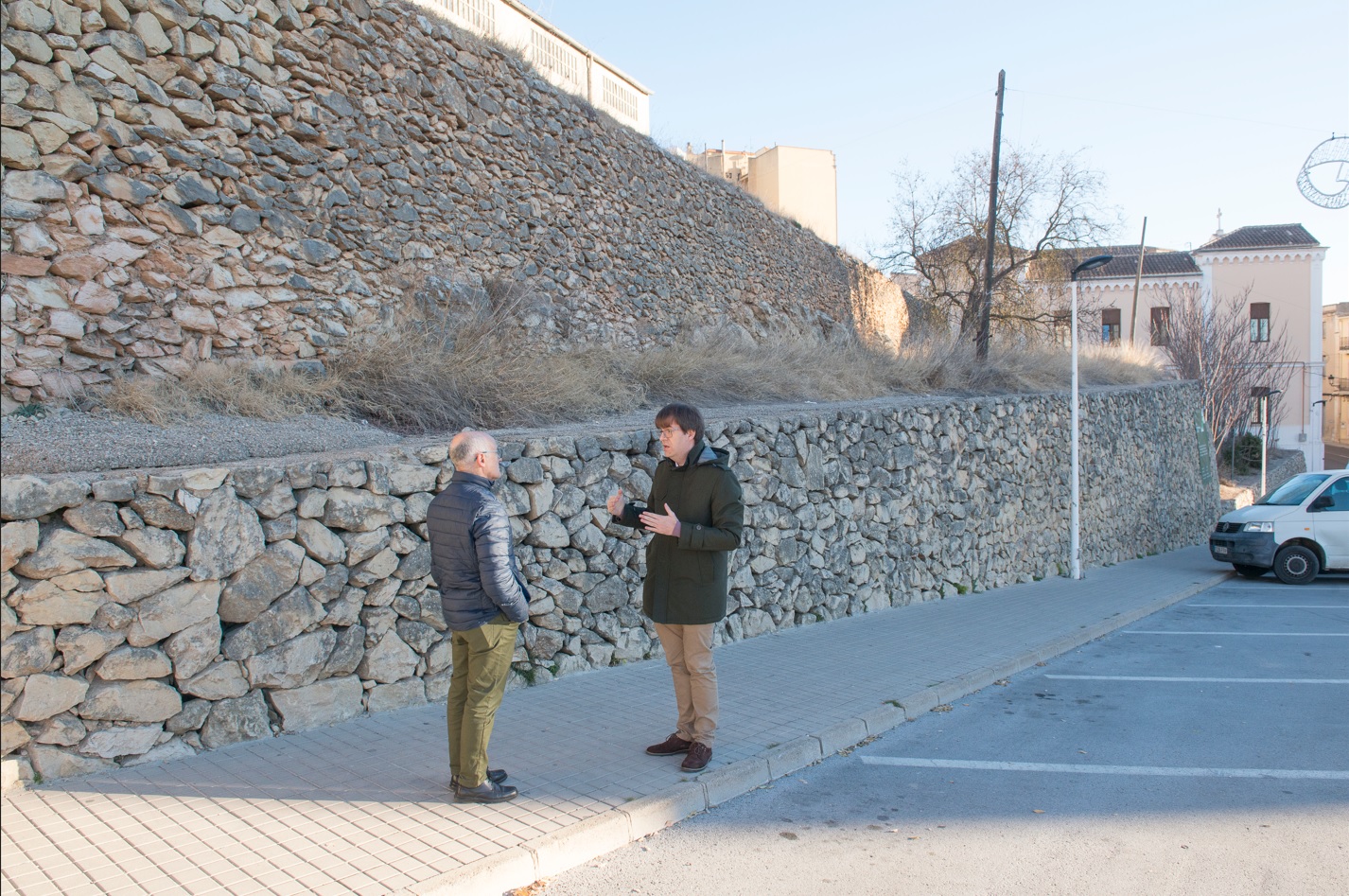 El alcalde de Bocairent y el concejal de Espacio Público, en la futura zona verde