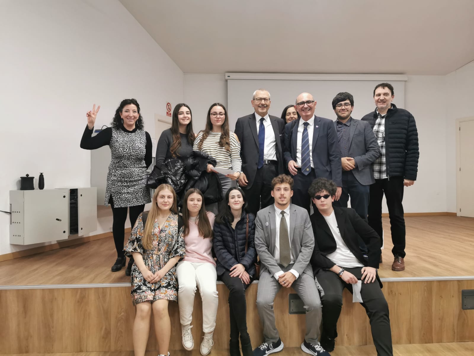 Alumnos del IES Jaume I de Ontinyent, con el cónsul honorario de Grecia