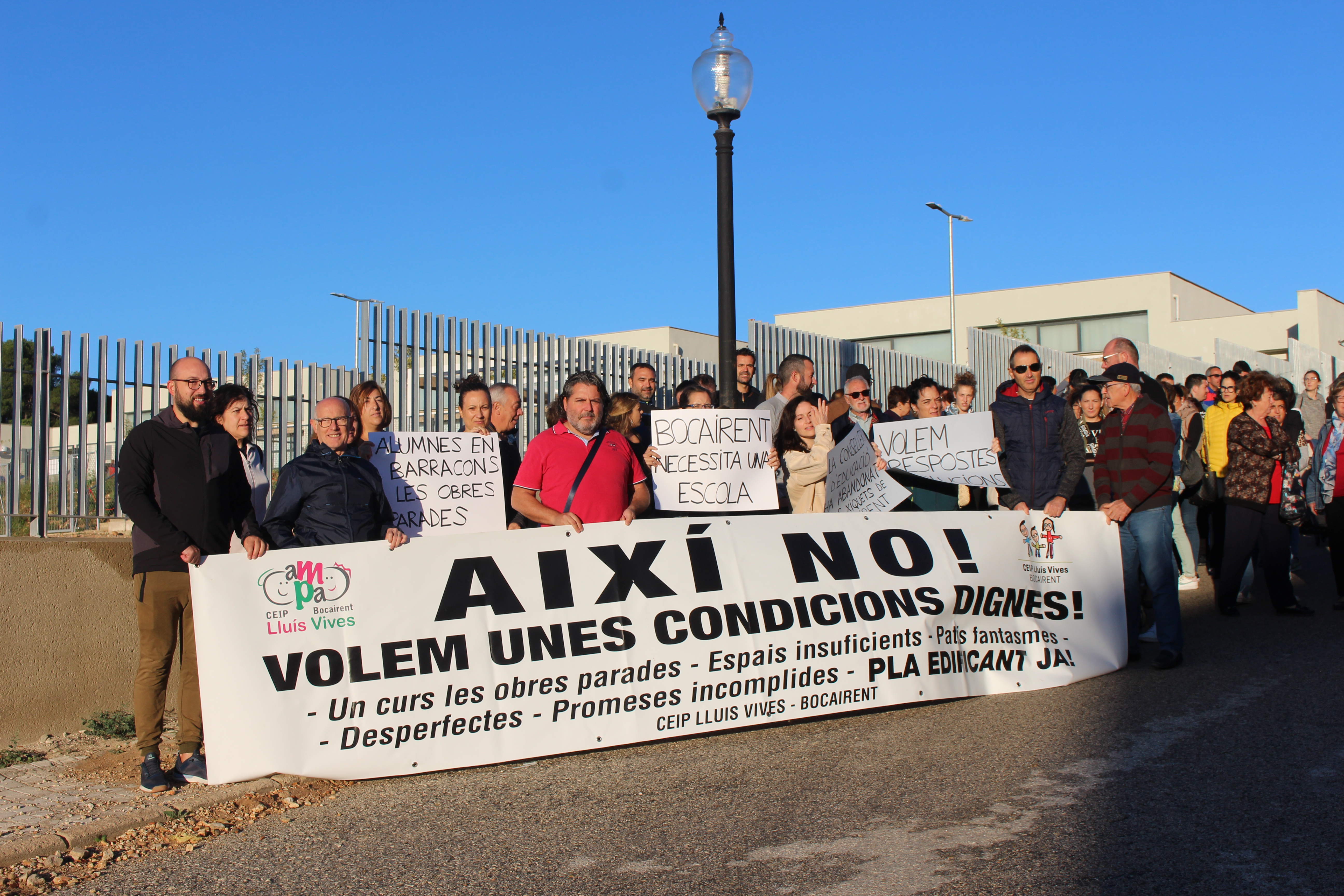Concentración ante el CEIP Lluis Vives Bocairent