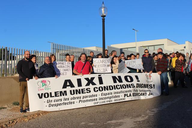 Convocan una concentración por la paralización del colegio de Bocairent