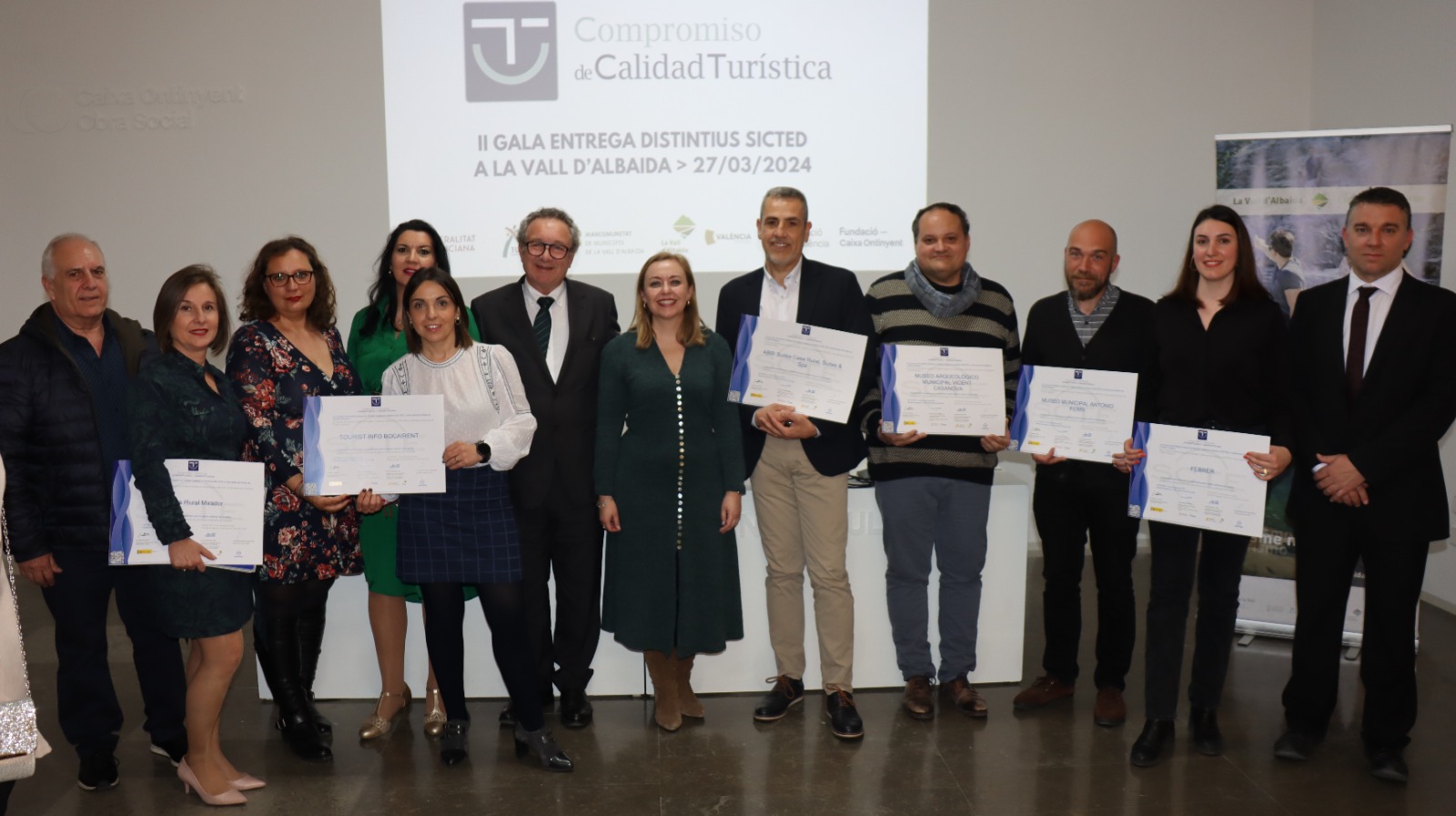 Establecimientos premiados de Bociarent, con la vicepresidenta de la Diputació y el presidente de la Mancomunitat