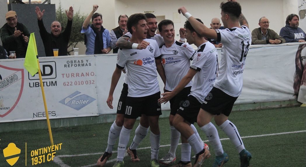 Lluis Felipe celebra un gol del Ontinyent 1931