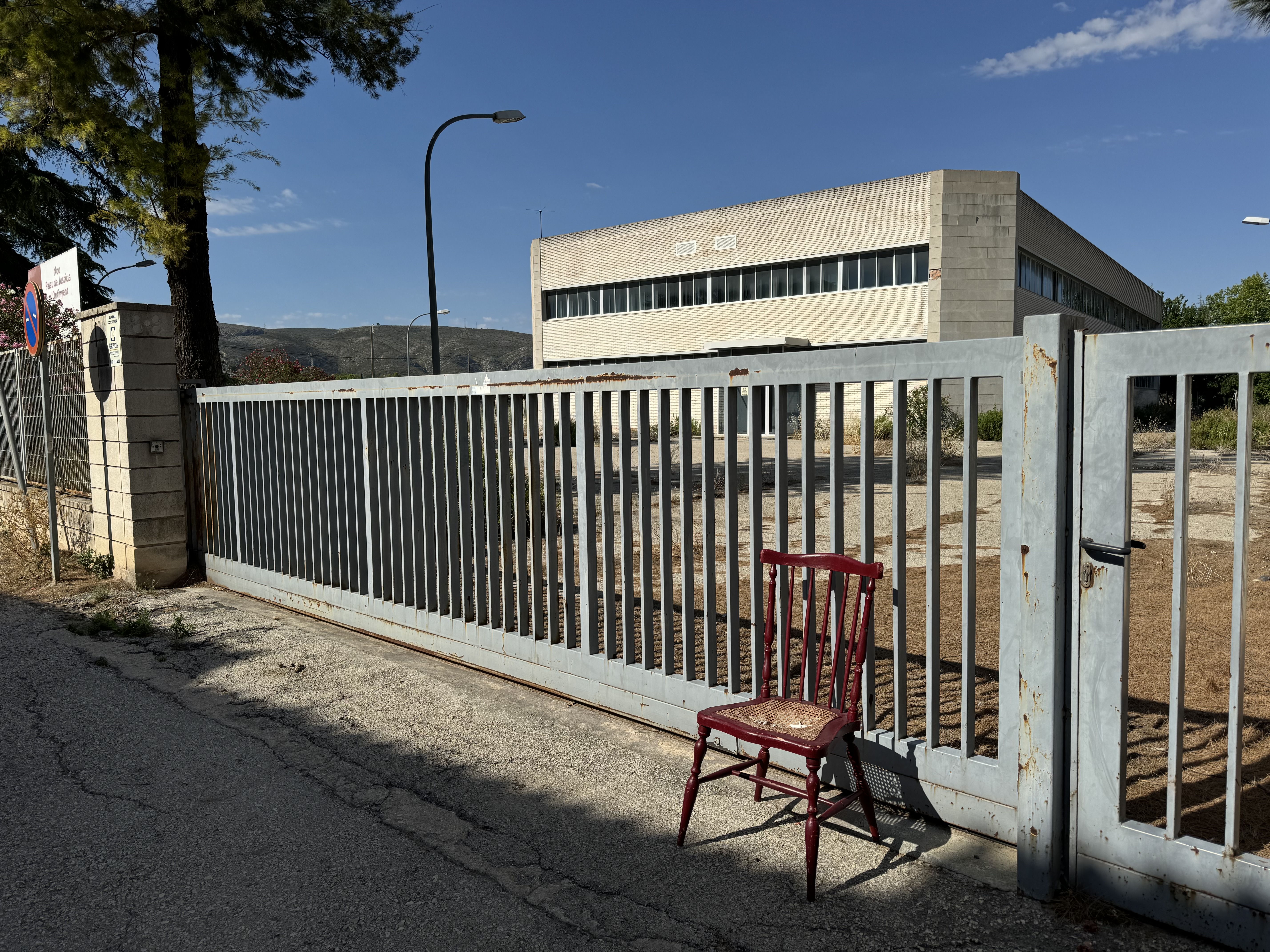 Ante la puerta de entrada al exterior de la que fue fábrica de Eduardo Bernabeu, una silla que da pie a numerosas especulaciones