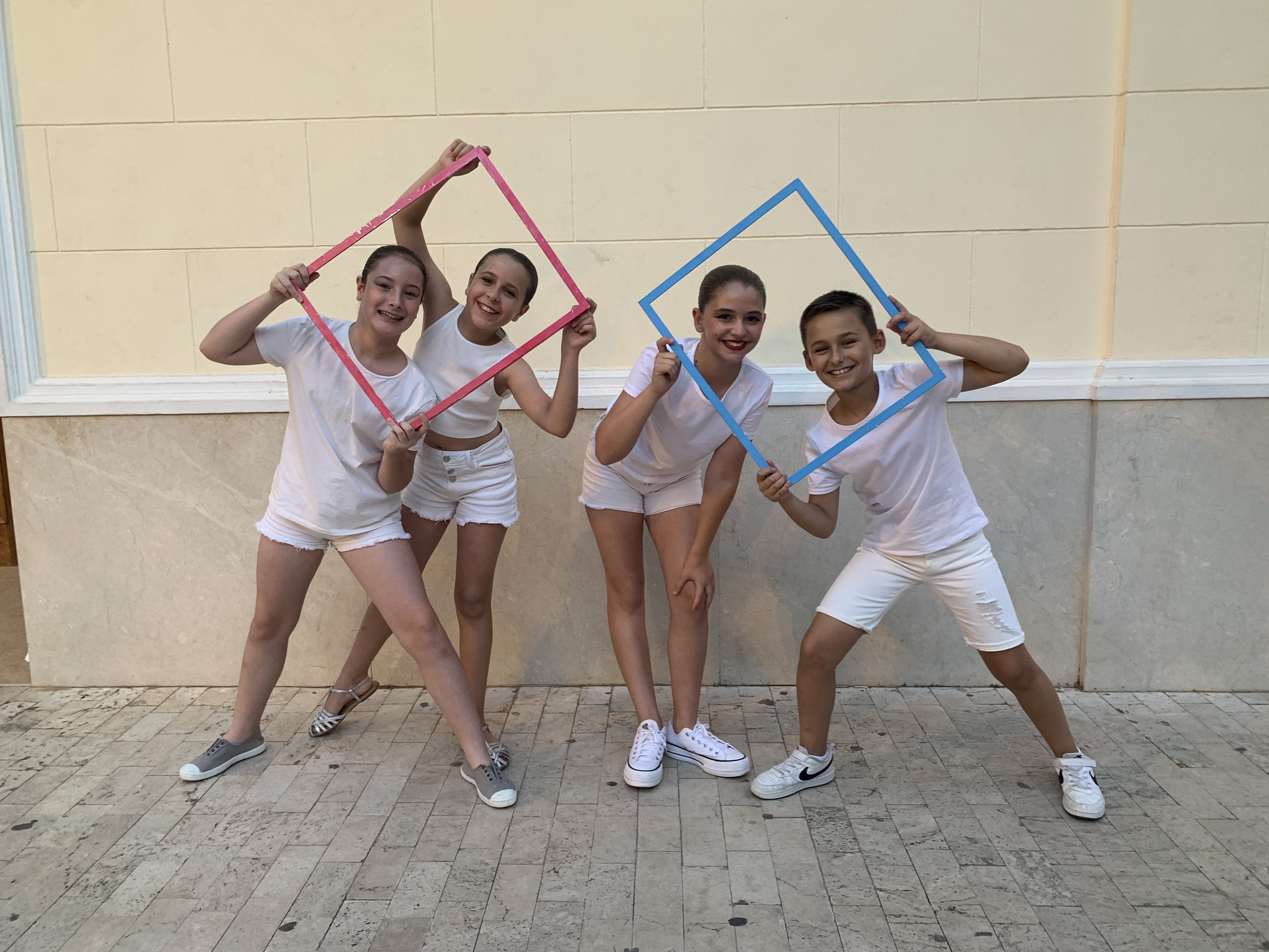Los cuatro bailarines becados