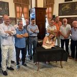 Natalia Enguix firma en el libro de honor del Círculo Industrial de Ontinyent
