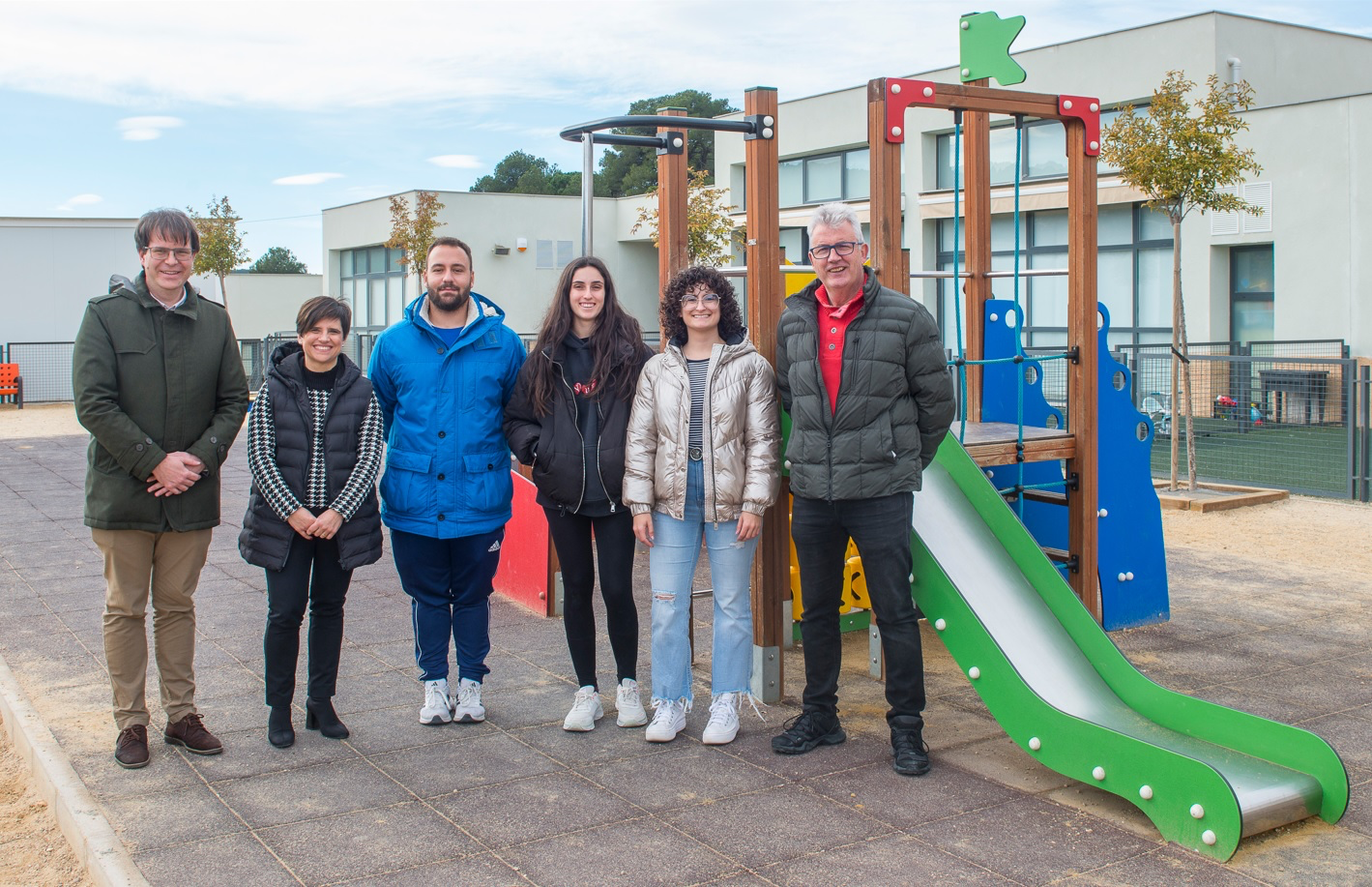 El alcalde, la concejal y el equipo de la escuela de Navidad