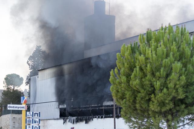 Identifiquen a 4 menors per l'incendi d'una nau industrial a Ontinyent