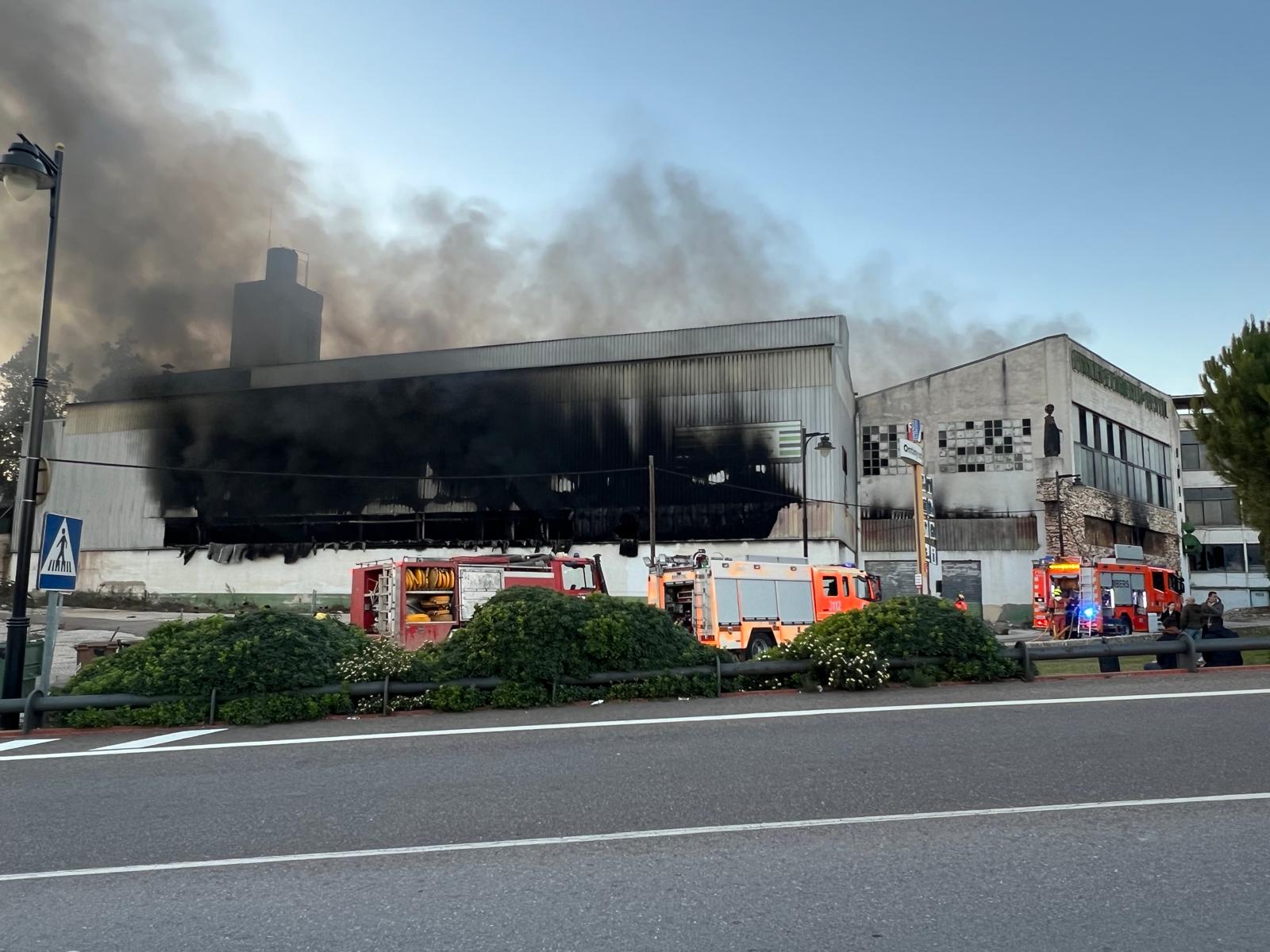 Incendio a Ontinyent. Foto: Javi Micó