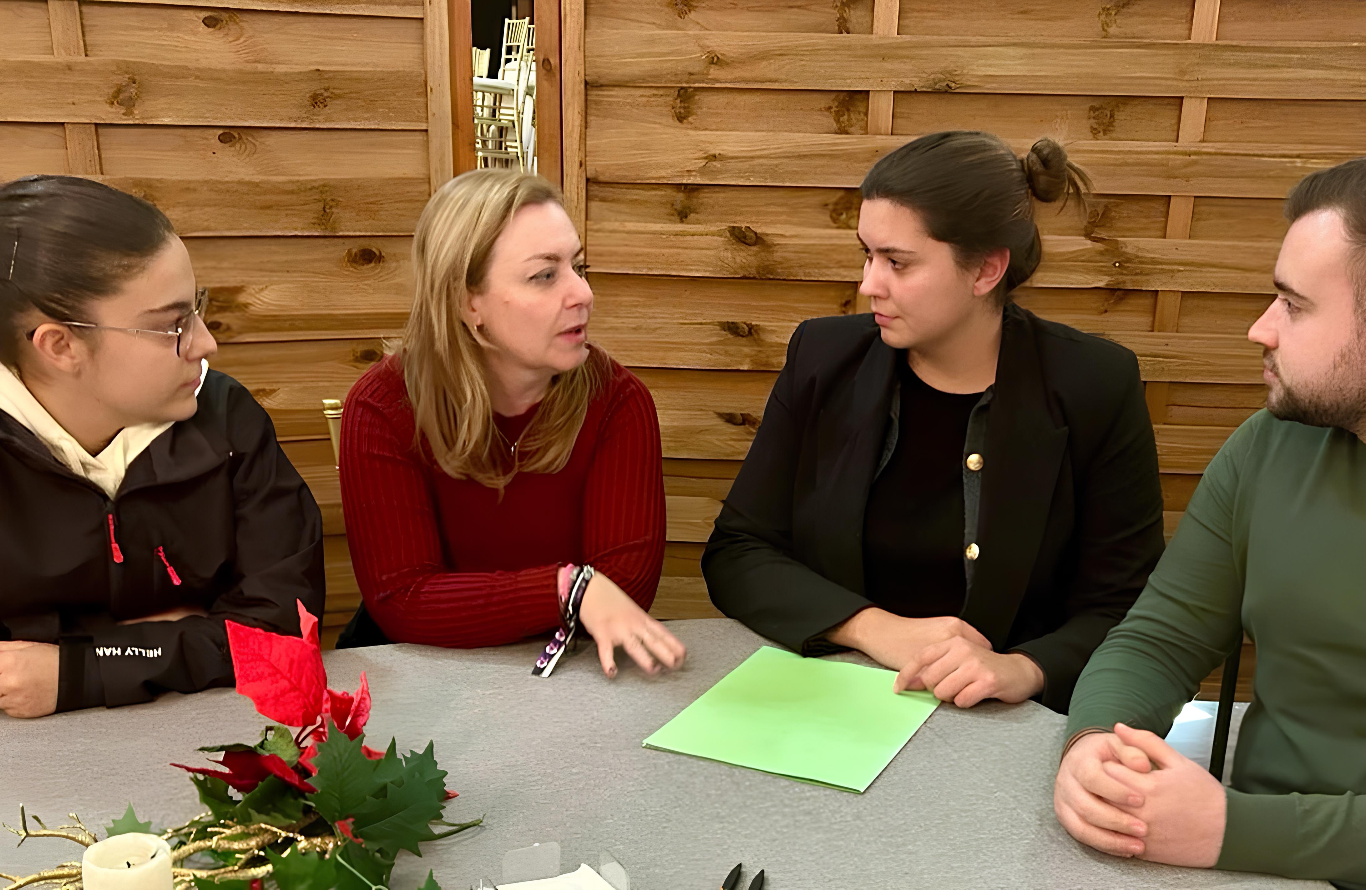 Reunión entre Natalia Enguix y Mar Chordá