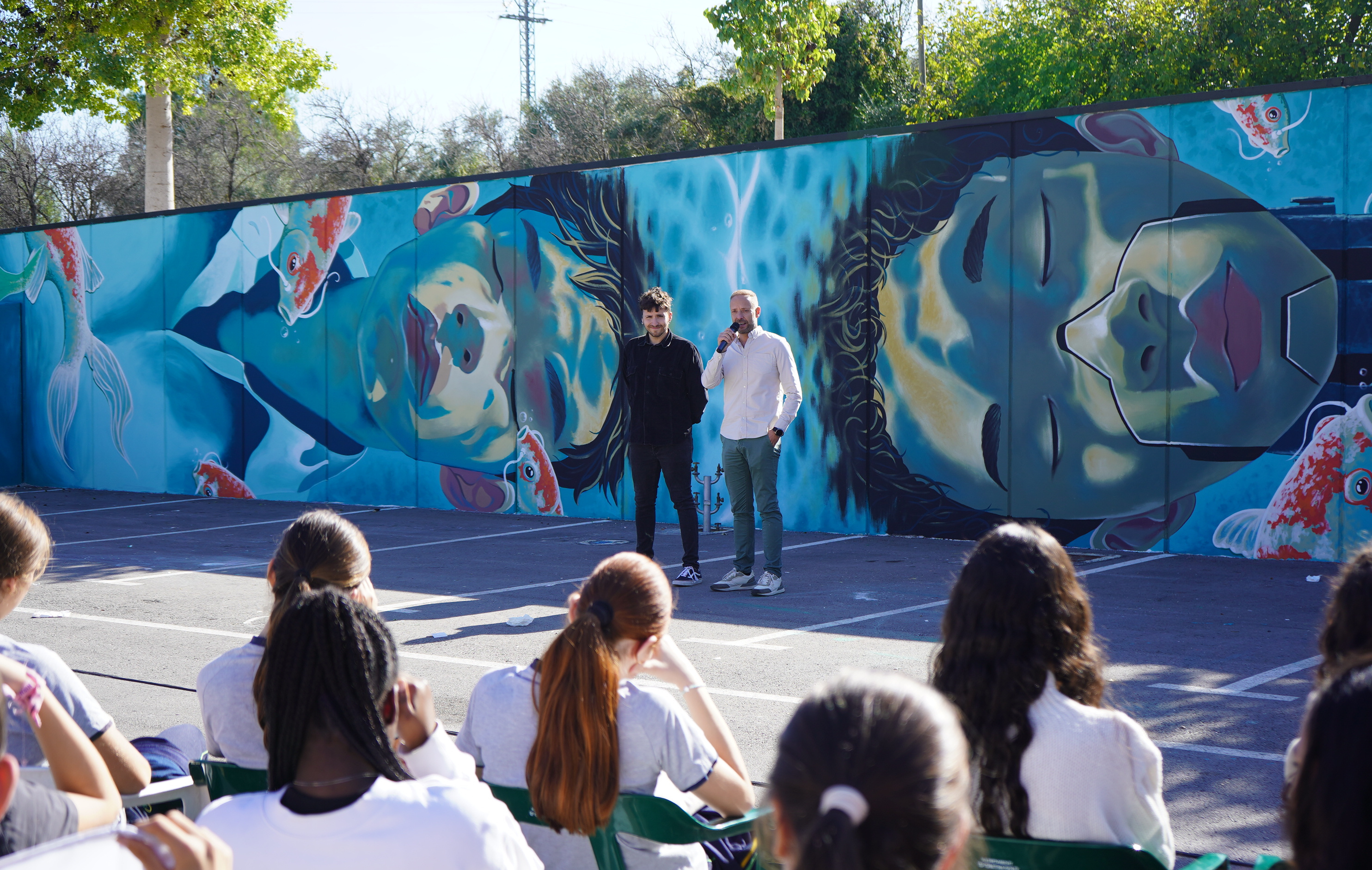 Visita escolar al mural de Ruk