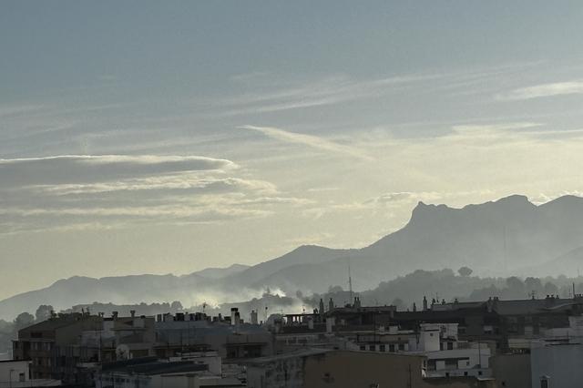 Ontinyent amaneix amb una intensa capa de fum encara que hui hi ha alerta taronja