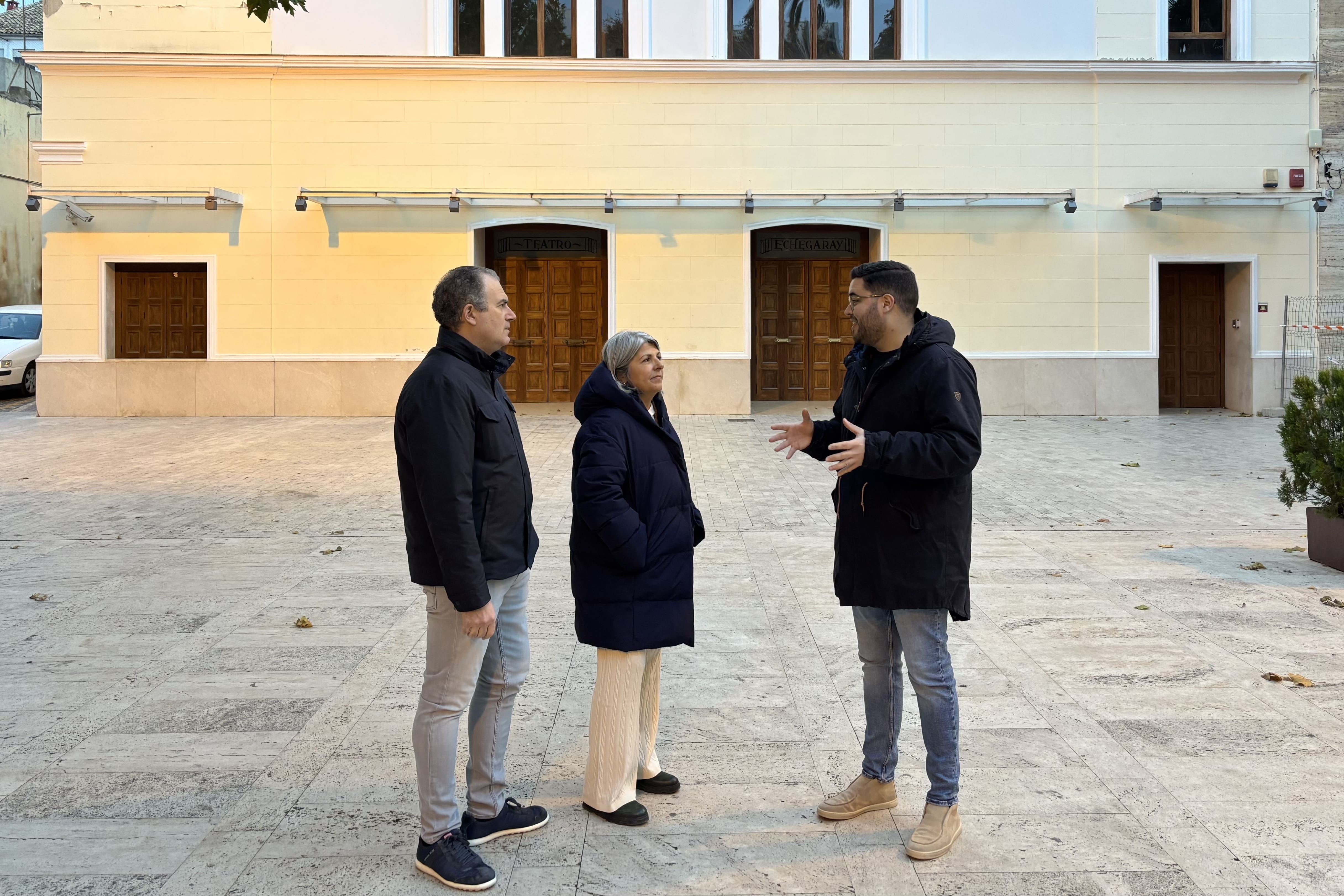Los concejales de Compromís per Ontinyent, en los exteriores del Teatro Echegaray