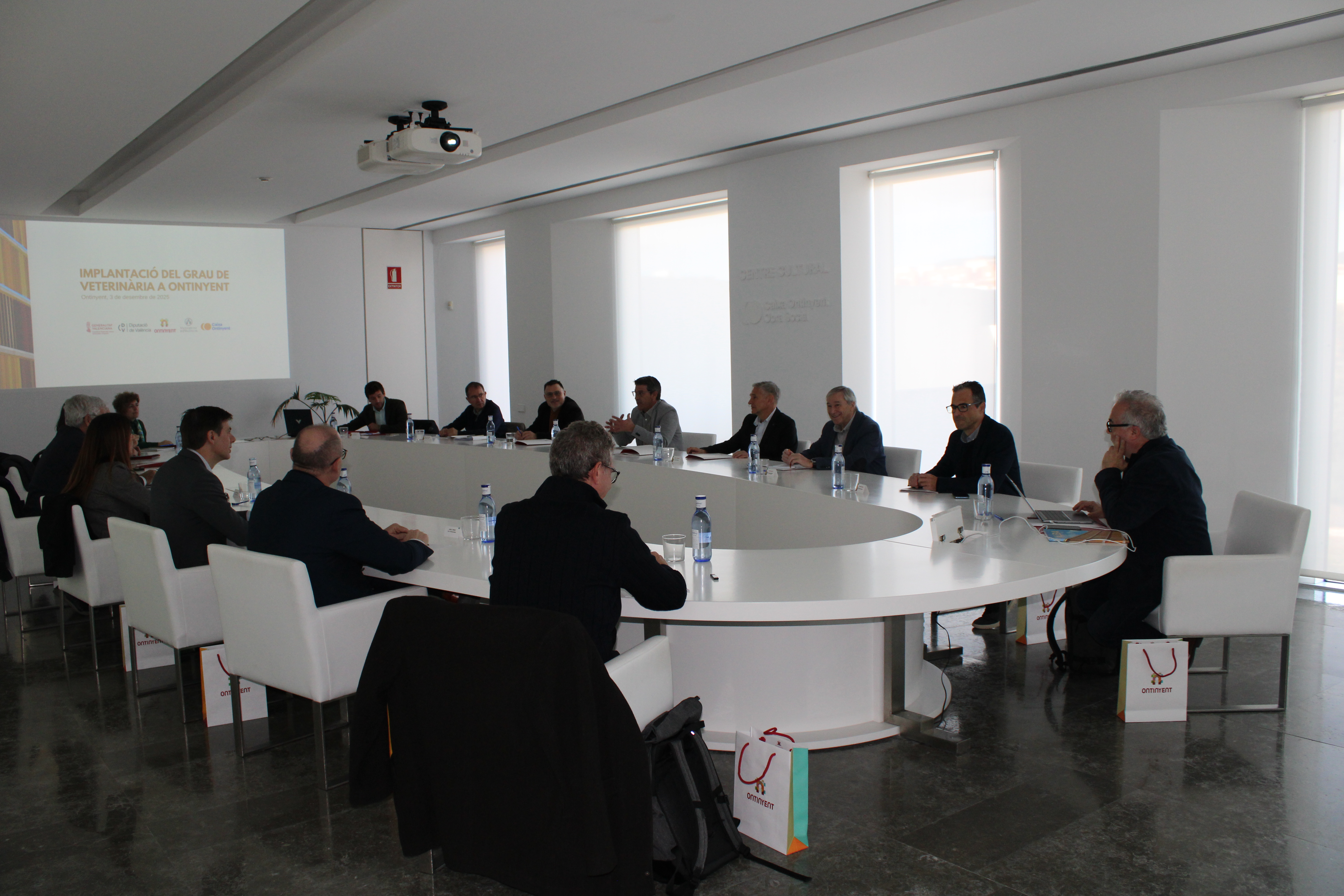 Reunión en el Centro Cultural Caixa Ontinyent