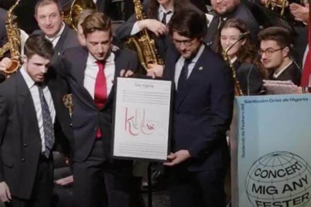 El embajador y abanderado moro regalan una marcha mora a su comparsa